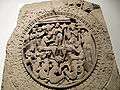 聖者アシタのひざに抱かれた幼い仏陀と父王シュッドーダナ。初期仏教の慣例で仏陀はシンボルで表されており人物の形を取っていない。紀元前1-2世紀マウリヤ朝