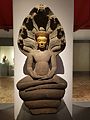 Bouddha assis sous le nāga Muchalinda de style khmer (Wat Na Phra Men, Phra Nakhon Si Ayutthaya), pierre, XIIe siècle
