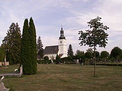 Farní kostel sv. Petra a Pavla v Bernarticích.