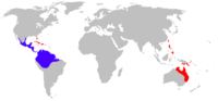 Distribución, a nativa en azul e en vermello onde foi introducido.