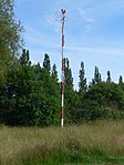 En bevarad mast för en vindstrut har placerats i Flygfältsparken.
