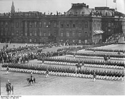 Bundesarchiv Bild 183-H27213, Potsdam, Frühjahrsparade vor Stadtschloss.jpg