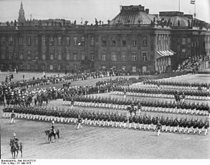 A spring parade in Potsdam Bundesarchiv Bild 183-H27213, Potsdam, Fruhjahrsparade vor Stadtschloss.jpg