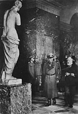 德国陆军元帅格特·冯·伦德施泰特在卢浮宫观赏被留在馆舍的《米洛的维纳斯》，1940年10月10日
