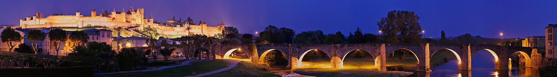 Panoramauitsig oor die vestingstad Carcassonne en die Pont Vieux brug oor die Aude