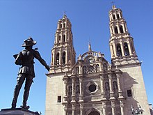 Chihuahua Cathedral and a monument to the city's founder, Antonio Deza y Ulloa Catedral de Chihuahua - 07.JPG