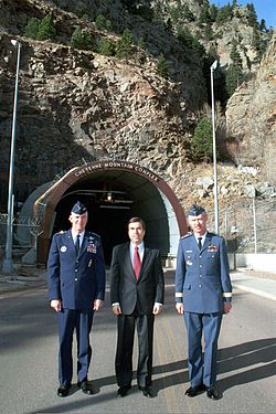 DF-SD-01-08378 Посол США в Канаде Гордон Гиффин (в центре) с генералом ВВС США Майерсом (слева) и генерал-лейтенантом ВВС США Джорджем Макдональдом.JPEG
