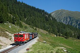 Gelegentlich kommt eine HGm 4/4 der MGB zum Einsatz, hier kurz vor Oberwald mit 75 t am Haken