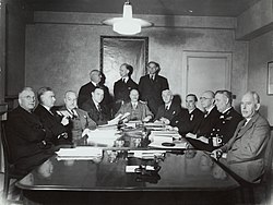 De Ministerraad te Londen in de tweede helft van 1944. Staande vlnr. Van Lidth d, Bestanddeelnr 137-1319.jpg