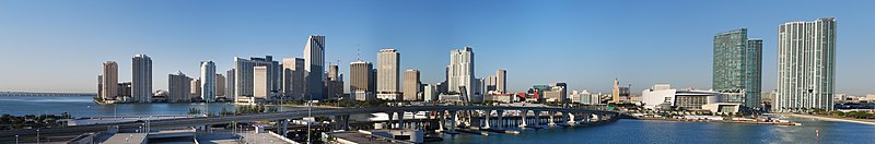 De skyline van Miami gezien vanaf de haven.