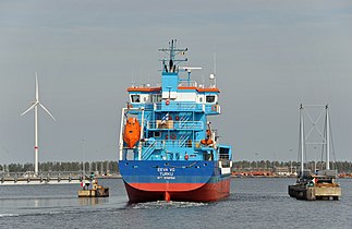 Een schip passeert de opengedraaide Zwankendammebrug (doorvaartbreedte: 32 m)