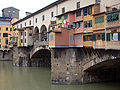 ...attraversa l'Arno dal ponte...