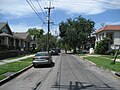 Rua de um bairro residencial nos Estados Unidos.