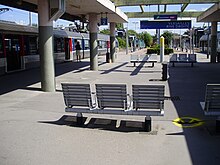 La zone d'attente entre les deux voies principales pour Paris-Saint-Lazare.