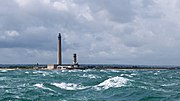 Vue du phare et du sémaphore depuis la mer.