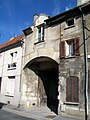 O portal da antiga fazenda, a rue Claret, em estilo Luís XVI.