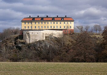 Hörningsholms slott i april 2011, fasad mot väst med den medeltida grundmuren (vänster bild) och mot öst (höger bild)