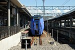 函馆车站月台与特急“超级北斗号”