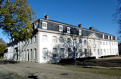 Das Clermont-Palais in Vaals wurde 1761 für den Tuchverleger Johann Arnold von Clermont als Wohn und Fabrikgebäude erbaut. Das repräsentative Gebäude dient heute der Gemeinde als Rathaus.