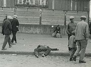 Vítima do Holodomor numa rua da cidade ucraniana de Kharkiv. Essa fotografia foi efectuada por um cooperante alemão, em 1932.