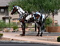 Statuia unui cal realizat din diferite tipuri de piese şi materiale metalice
