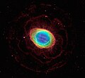 Image composite de la nébuleuse de la Lyre, en lumière visible et infrarouge.