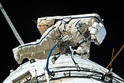 Alexander Misurkin melakukan EVA di misi Soyuz TMA-08M