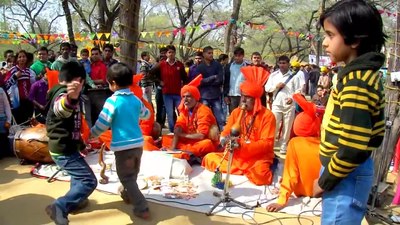 Файл: Индийская музыка на ярмарке ремесел в Сураджкунд.webm