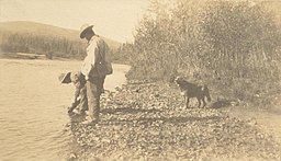 Hinda River Yukon Gold Panning 1904.jpg