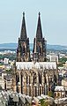 La catedral de Colonia (en alemán, Kölner Dom —oficialmente Hohe Domkirche St. Peter—) es un templo católico de estilo gótico, comenzó a construirse en 1248 y no se terminó hasta 1880. Está situada en el centro de la ciudad de Colonia. Alberga los restos de los tres reyes magos. Con sus 157 metros de altura fue el edificio más alto del mundo hasta la culminación del Monumento a Washington en 1884, de 170 metros. Se encuentra entre los monumentos más visitados de Alemania. Por Der Wolf im Wald.