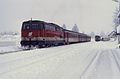 Regionalzug mit 2043 in Kötschach-Mauthen, auf dem Gleis daneben wird noch Postverladung durchgeführt. (1991)