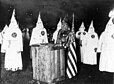 Des membres du Ku Klux Klan en costume.