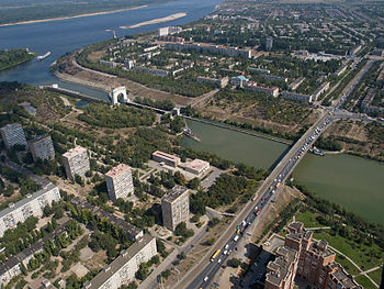 Заканальная часть района. Виден Волго-Донской канал, первый шлюз с аркой, памятник Ленину