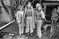 Foto, 28 november 1974: De "drie bruiden" van Heyboer in Den Ilp: Lottie, Marike en Maria