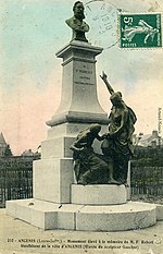 La Charité et le buste du monument à Francis Robert[234],[235]