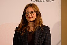 Porträt von Leonie Schöler mit kariertem Tweedjacket