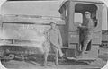 Locotracteur de marque Schneider type LG employé pour la traction des trains sur la voie de 0,60 m (1916-1917).