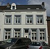 Huis met brede lijstgevel.