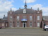 Vrijstaand raadhuis met schoolgebouw