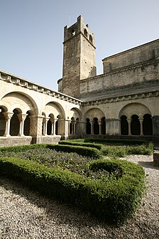 Cloître de la cathédrale Notre-Dame de Nazareth à Vaison-la-Romaine.