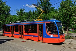 Трамвайный вагон КТМ-23 на Нагатинской улице в Москве