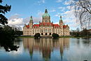 Neues Rathaus mit Maschpark und Leineverlauf, Platz mit Brunnen