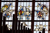 Fenster der Westfassade mit mittelalterlichen Fragmenten