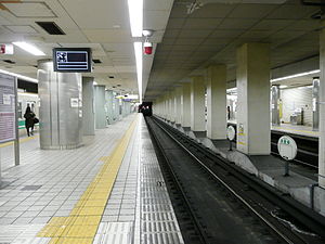 오사카 지하철 주오 선 승강장 모습