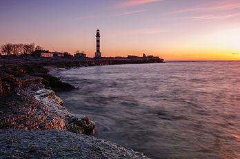 Pôr do sol na costa norte da ilha estoniana de Osmussaar, situada na foz do Golfo da Finlândia, no mar Báltico. (definição 3 746 × 2 487)