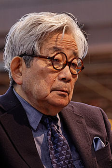 L'écrivain japonais Kenzaburō Ōe, lauréat du prix Nobel de littérature en 1994, en conférence au salon du livre de Paris 2012. (définition réelle 3 168 × 4 752)