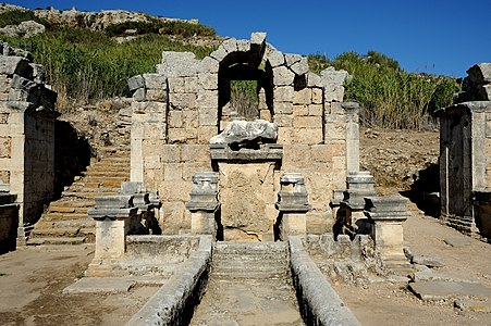 Perge antik çeşmesi. Antik kentteki Sütunlu Cadde'nin bitiminde yer alan çeşmenin yapımı MÖ 130-150 yıllarına dayanır. (Ekim 2011) (Üreten: Saffron Blaze)