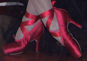 English: High-heeled pointe shoe. Allows dance...