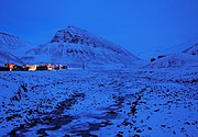 Ciri malam kutub aram biru, Longyearbyen, Svalbard, terletak di 78° utara.