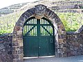 Das Eingangstor zum Weinberg Radebeuler Goldener Wagen ist aus Meißner Granit, der Schlussstein ist aus Sandstein.